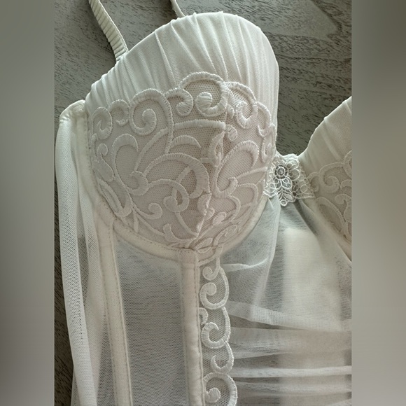 Victoria’s Secret Lace Corset with Push Up Bra, Crystal accent and rouging - Picture 12 of 12